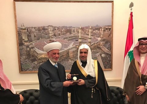 His Eminence the Mufti of Lebanon hands His Excellency the Secretary-General the medal of Dar al-Fatwa in Lebanon, praising Dr. Al-Issa’s speech at the cultural-spiritual meeting held in Lebanon.