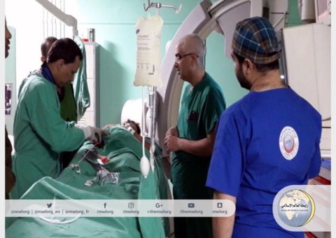 ‏فريق طبي من رابطة العالم الاسلامي‬⁩ وصل لموريتانيا لإنقاذ قلب أم وتوأميها، مع استمرار العمل لـ ١٦ ساعة يومياً لإنقاذ أكثر من ٦٠ شخصاً