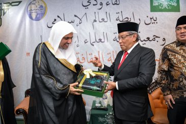 En Indonésie le Président de l’association « La renaissance des savants » (qui compte près de 91 millions de membres) organise un repas en l’honneur de  Mohammad Alissa; puis le SG a visité « L’association mohamadienne ».