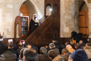 Mohammad Alissa faisant le sermon du Vendredi à Belgrade en Serbie où les fidèles ont fait part de leur joie quant à son sujet qui contenait des directives pour l’ensemble des minorités islamiques.