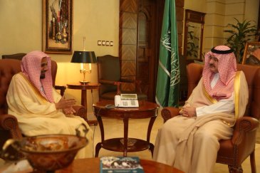 Le Prince Machral bin Majid bin Abdelaziz, gouverneur de la région de Djeddah, recevant à son bureau le SG de l’Organisation Mondiale du Coran et de la Sounna, affiliée à la Ligue Islamique Mondiale, Cheikh Abdallah bin Ali Basfar.