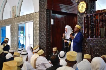 ‏معالي الشيخ د.محمد العيسى⁩ يخطب في المصلين يوم الجمعة بحضور فخامة رئيس ⁧جزر القمر⁩ .