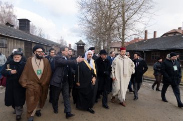 معالي الشيخ د. ⁧‫محمد العيسى‬⁩ يرأس وفداً من كبار العلماء المسلمين إلى معسكر الإبادة الجماعية في ⁧‫أوشفيتز‬⁩ ببولندا