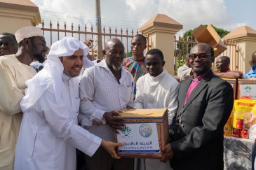Avec la participation de divers chefs religieux le D.Mohammad Alissa inaugure des campagnes d’aides alimentaires pour des milliers de nécessiteux dans la région de Kumassi au Ghana.