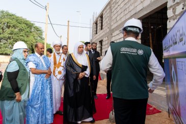 وقفَ معالي الأمين العام، رئيس هيئة علماء المسلمين، فضيلة الشيخ د. ⁧‫محمد العيسى‬⁩ ‬⁩على المرحلة الأخيرة من مشروع الرابطة لإنشاء الجامع الكبير في العاصمة الموريتانية نواكشوط