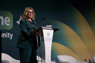 معالي السيدة إيفون أباكي، الوزيرة والدبلوماسية الأكوادورية المرشحة لشغل منصب الأمين العام للأمم المتحدة، ملقيةً كلمتها في الجلسة الافتتاحية لفعالية الرابطة :"الذكاء الاصطناعي للجميع بمحاورها المتعددة"