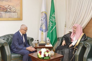 معالي الشيخ د. محمد العيسى ملتقياً في وقت سابق سعادة سفير استراليا لدى المملكة العربية السعودية