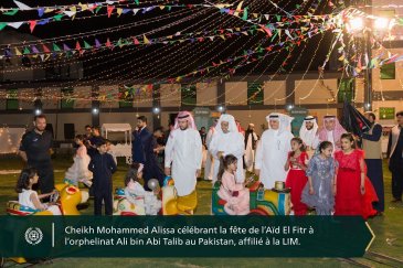 Photo de la célébration de cheikh  Mohammed Al-Issa, SG de la LIM, de la fête de l’Aïd El Fitr à l’orphelinat Ali bin Abi Talib au Pakistan qui compte près de 4600 orphelins :