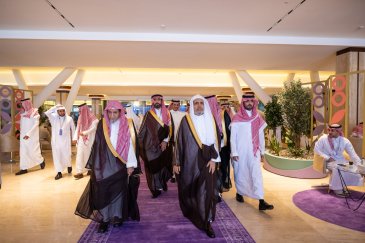 ‏لقطاتٌ من زيارة معالي الأمين العام، رئيس هيئة علماء المسلمين، عضو اللجنة الإشرافية العُليا لمشروع تاريخ الحج والحرمين الشريفين، فضيلة الشيخ د.⁧‫ محمد العيسى‬⁩ ⁦‪‬⁩، لجناح ⁧‫دارة الملك عبدالعزيز‬⁩، في سياق تدشين: "ملتقى تاريخ الحج والحرمين الشريفين"، المنظم من الدارة.