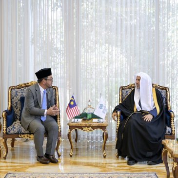 استقبل معالي الأمين العام، رئيس هيئة علماء المسلمين، فضيلة الشيخ د.⁧‫محمد العيسى‬⁩ ⁦‪‬⁩، ظُهرَ اليوم، معاليَ وزير الشؤون الدينية الماليزيّ، الدكتور ذو الكفل بن حسن، بحضور سعادة سفير ماليزيا لدى المملكة العربية السعودية، السيد داتو سيد بكري