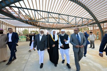 ‏تفقد معالي الأمين العام، رئيسُ هيئة علماء المسلمين، فضيلةُ الشيخ الدكتور محمد العيسى‬⁩ ‬⁩، المرحلة الأولى لإنشاء المركز الإسلامي في أوكلاند، وشارَكَ في غَرْس شجرة زيتون السَّلام، داخل المقر