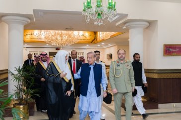 Le Premier Ministre de la République islamique du Pakistan, M. Muhammad Shahbaz Sharif, a reçu aujourd'hui dans son bureau de la capitale, Islamabad, le Secrétaire général et président de l'Organisation des savants musulmans, Cheikh Mohammed Al-Issa.
