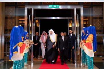 Yang Mulia Sekretaris Jenderal LMD, Syekh Dr. Mohammed Alissa, kini telah tiba di ibu kota, Kuala Lumpur, dan disambut oleh Yang Mulia Menteri di Kantor Perdana Menteri, Senator Dr. Muhammad Naeem