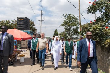 Yang Mulia Sekretaris Jenderal LMD, Ketua Asosiasi Ulama Muslim, Syekh Dr. Mohammed Alissa meninjau proyek pengembangan daerah kumuh yang diawasi oleh Liga Muslim Dunia di Kenya