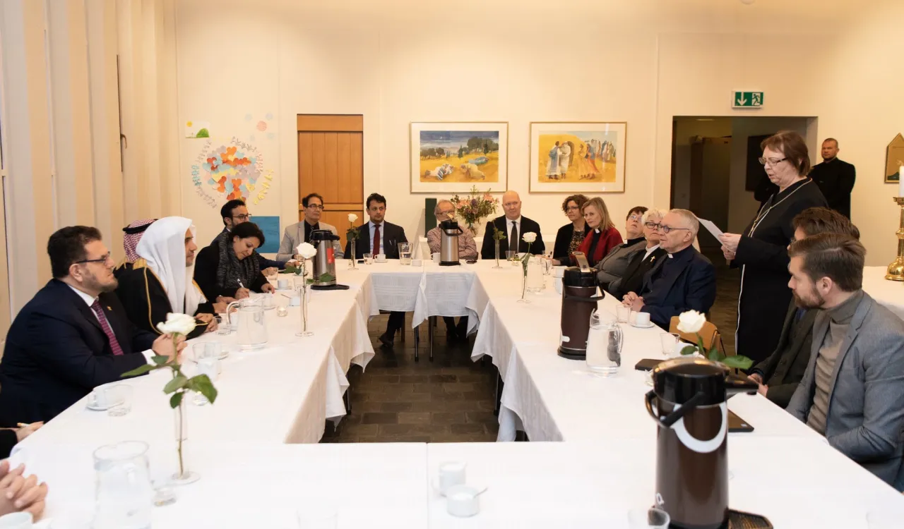 ‏التقى معالي الشيخ د. ⁧‫محمد العيسى‬⁩ في ⁧‫آيسلندا‬⁩ بقيادات الكنيسة الكاثوليكية والكنيسة اللوثرية