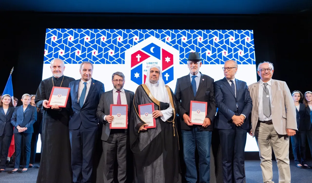 Un évènement historique :  La signature des accords de Paris pour la famille abrahamique en présence des responsables religieux  français juifs catholiques orthodoxes protestants avec l’organisation la participation la signature du SG de la LIM ainsi que le soutien de la FIF.