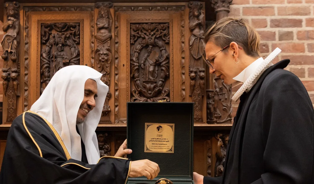 ‏معالي الشيخ د ⁧‫محمد العيسى‬⁩ يتبادل الهدايا مع رئيسة كاتدرائية روسكيلد التاريخية