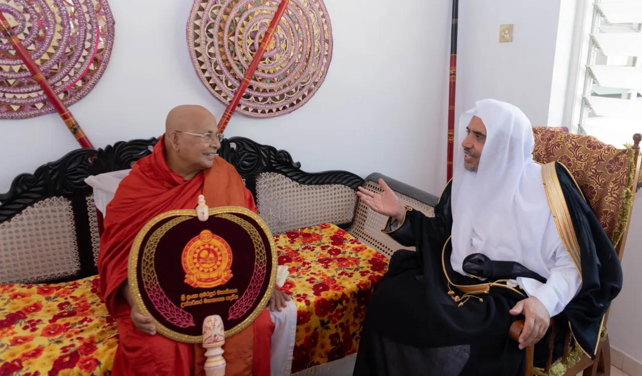 Le D.Mohammad Alissa a   rencontré (en marge du sommet « L’harmonie religieuse » organisé par la Ligue au Sri Lanka) un certain nombre de personnalités boudhistes du monde qui lui ont confirmé leur soutien.
