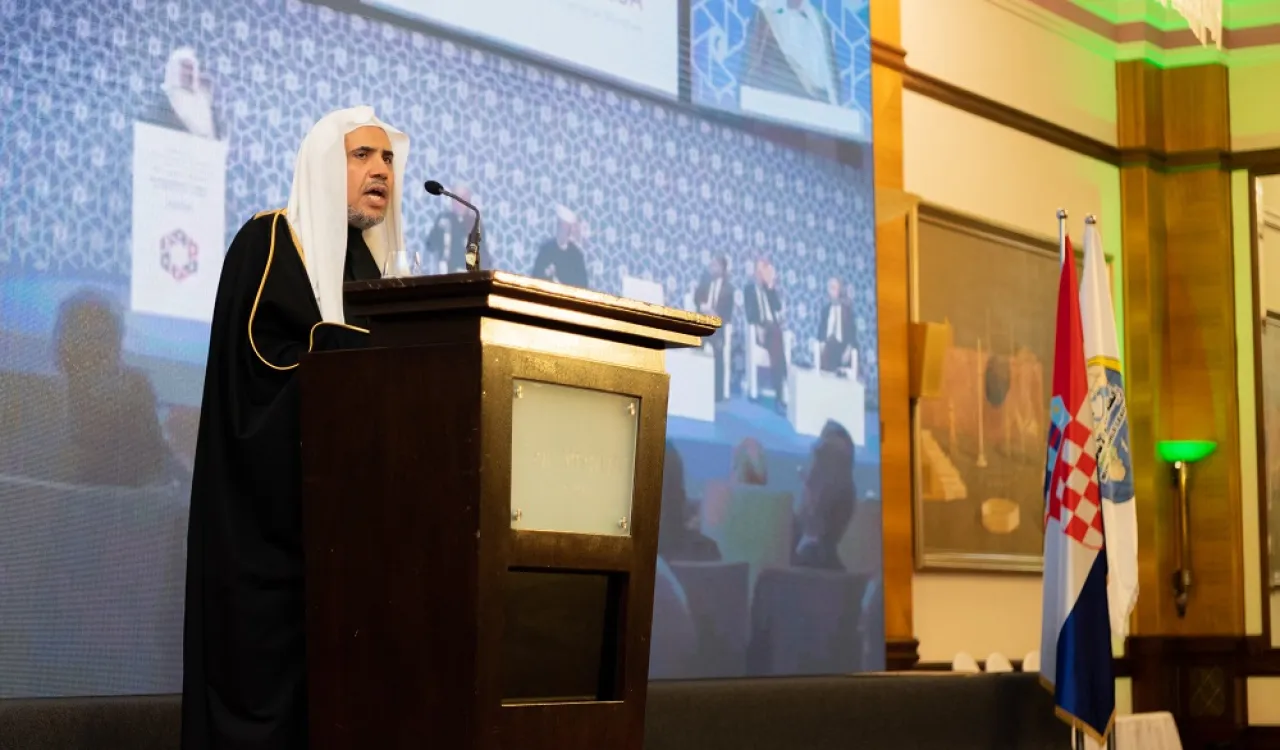 En présence de la Présidente de  Croatie Mme Kitarović  Mohammad Alissa durant le discours d’ouverture du congrès « La fraternité humaine pour promouvoir la sécurité et la paix : notre éthique commune doit nous pousser à nous entraider ».