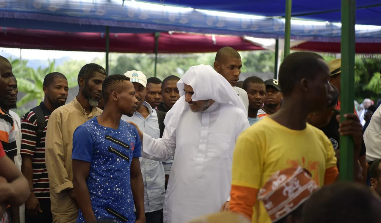 معالي أمين عام ⁧رابطة العالم الإسلامي⁩ الشيخ د. ⁧محمد العيسى⁩، يزور جزيرة هنزوان إحدى ⁧جزر القمر⁩، ويلتقي بعلمائها و يقف على أبرز المشاريع الإغاثية والتنموية فيها.