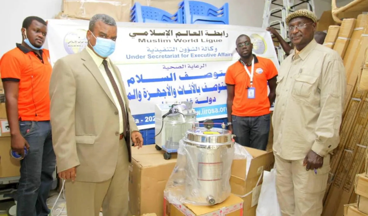 Dans la continuité de la participation de la Ligue Islamique Mondiale en Gambie le dispensaire  « La paix » après construction est équipé en appareils médicaux et fournitures diverses.