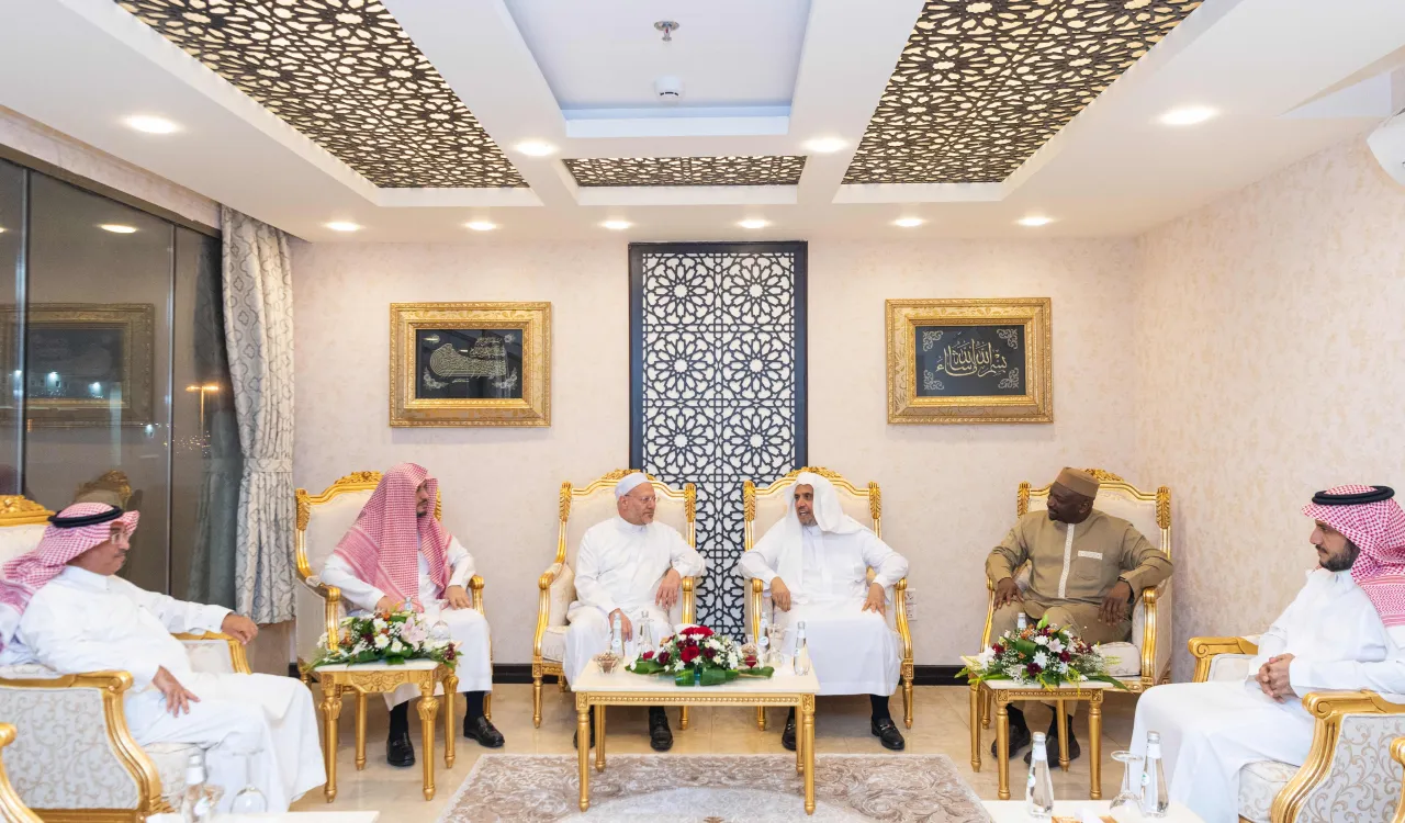 عزت مآب شیخ ڈاکٹر محمد العیسی نے ”حج اکبر“ کی شام منی میں اپنی رہائشگاہ پر مفتی اعظم مصر،مملکت کے ہیئۃ کبار العلماء کے سیکرٹری جنرل اور بین الاقوامی فقہ اکیڈمی کے سیکرٹری جنرل سے ملاقات کی