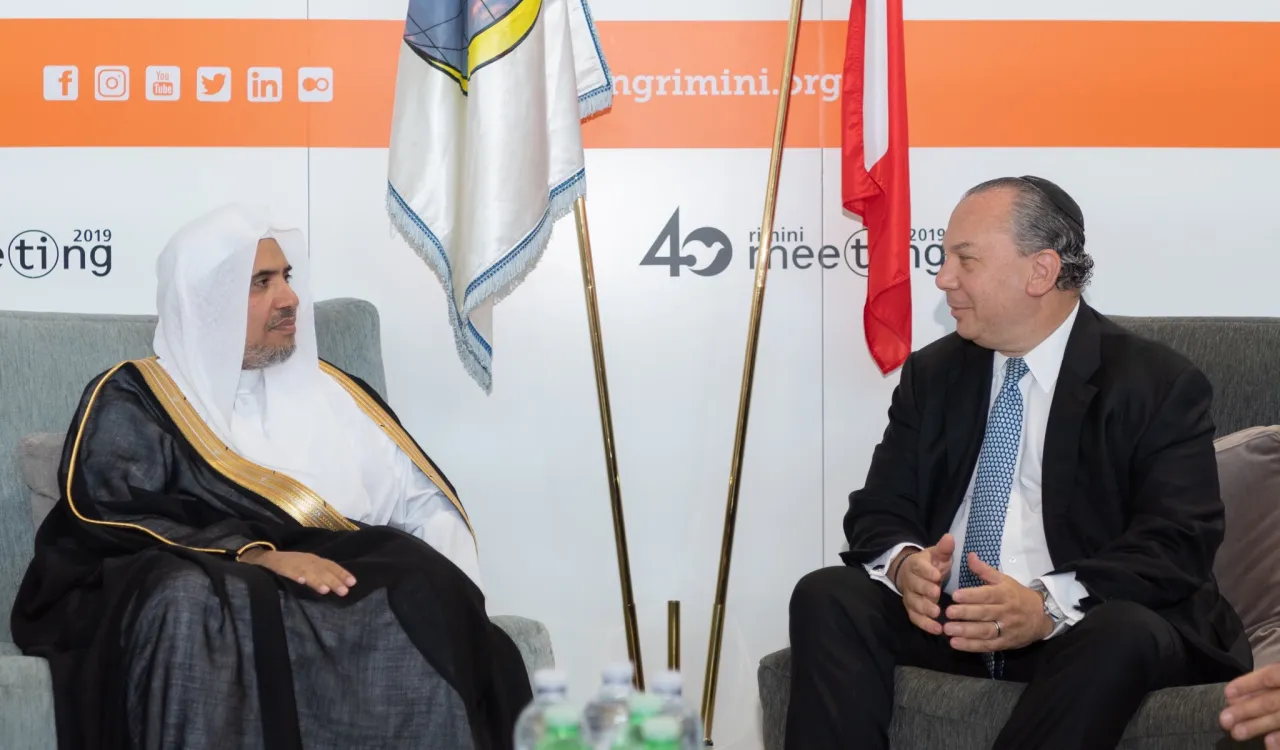 Le D. Mohammad Alissa a rencontré à Rimini le rabbin indépendant Marc Schneier Pdt de la Fondation internationale pour la compréhension interethnique, qui a estimé que les changements positifs survenus parmi les adeptes des  religions cultures ethnies résultent des efforts du SG.