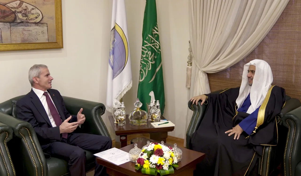 ‏التقى معالي الشيخ د.⁧‫محمدالعيسى‬⁩ سعادة سفير ألبانيا‬⁩ لدى المملكة، ونوّه السفير بجهود معاليه في معالجة الإسلاموفوبيا بالأسلوب العميق والحكيم