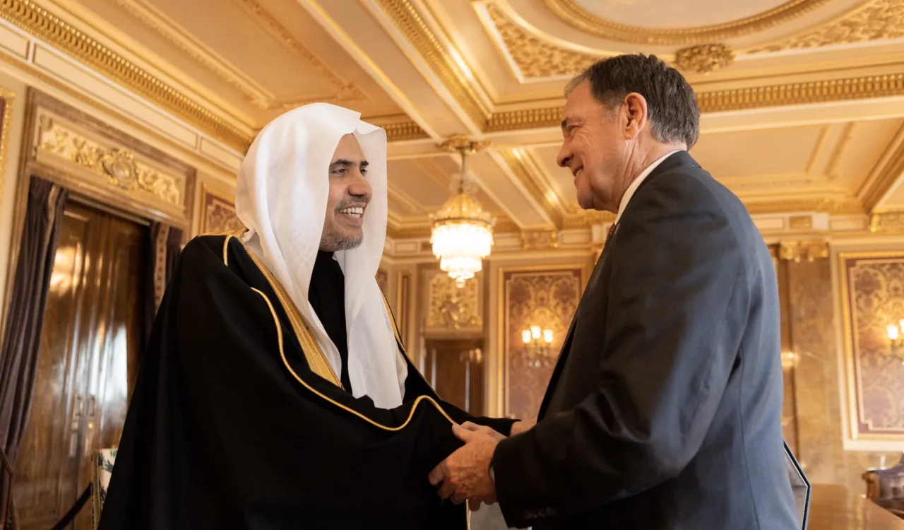 D.Mohammad Alissa a reçu une invitation officielle pour visiter l’Etat de Utah où il a rencontré son gouverneur M. Gary Robert pour traiter de sujets communs et avec il a échangé des présents.