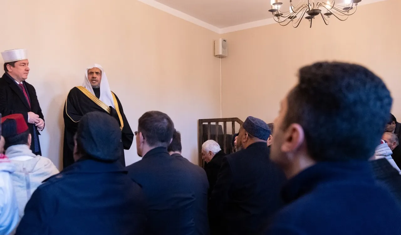En présence d’un certain nombre de grands savants et de responsables musulmans de divers courants, le mufti de Pologne invite Mohammad Alissa à tenir un discours dans la grande mosquée de Varsovie.