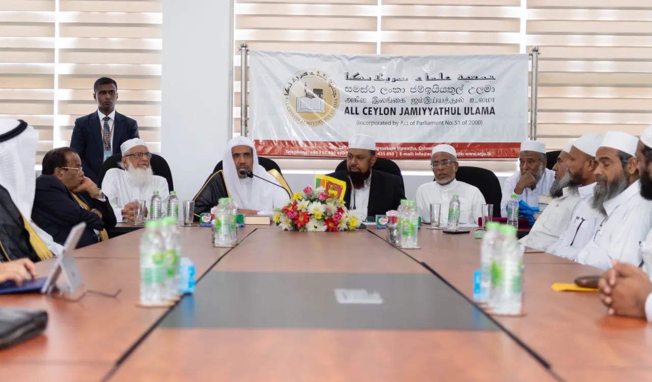 اجتمع معالي أمين عام ⁧رابطة العالم الإسلامي⁩ في ⁧كولومبو⁩ بفضيلة رئيس جمعية علماء ⁧سريلانكا⁩ وأعضاءها الذين عبروا عن سعادتهم الغامرة بزيارة الرابطة وحسن توقيتها