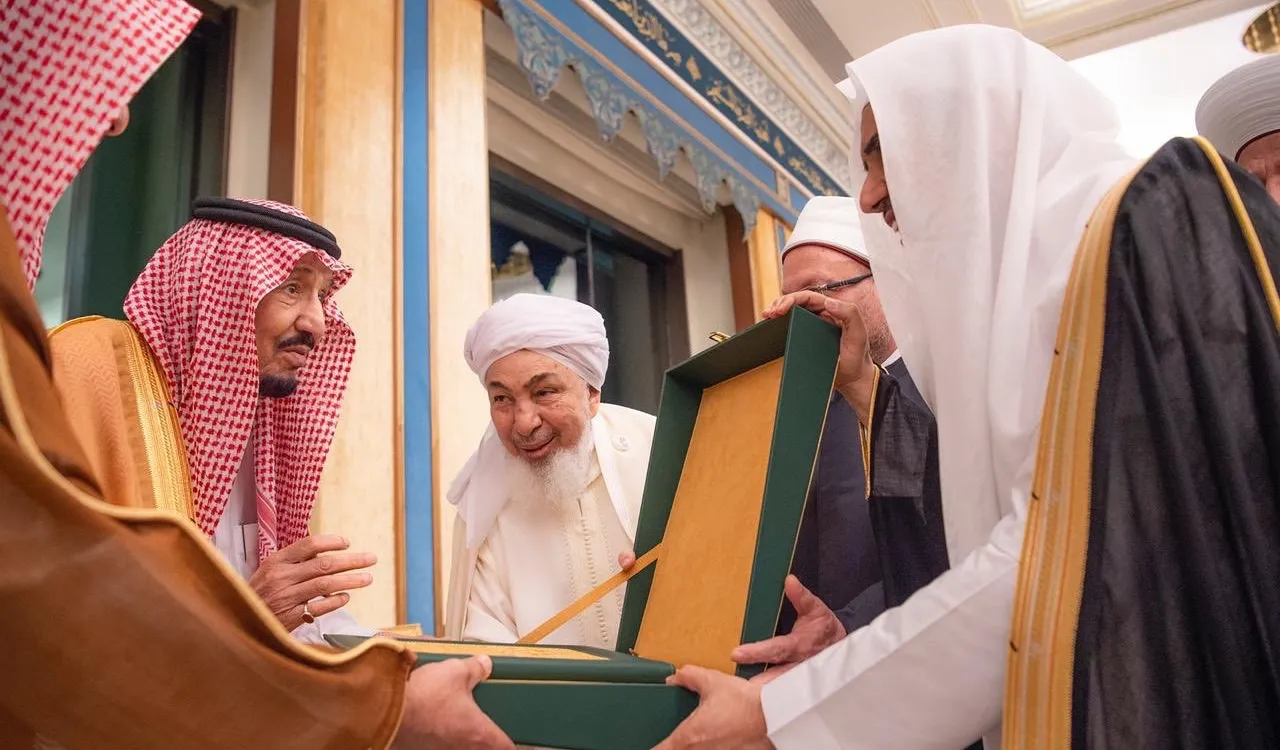 خادم حرمین شریفین  مکہ مکرمہ دستاویز وصول کرتے ہوئے