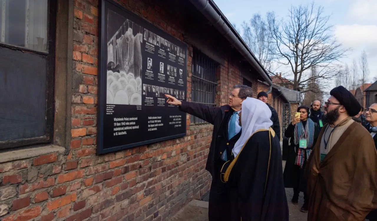 A l’occasion du 75ème anniversaire de la libération des camps de la mort, le SG de la Ligue islamique mondiale,  Mohammad Alissa et une délégation de dignitaires musulmans se sont rendus à Auschwitz.