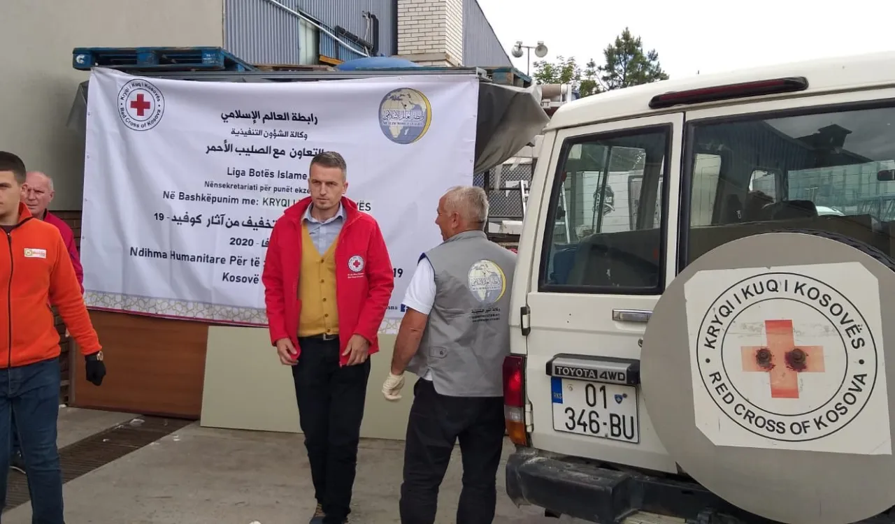 مساعدات غذائية قدمتها ⁧‫رابطة العالم الإسلامي‬⁩ بالتعاون مع الصليب الأحمر في ⁧‫كوسوفو‬⁩ :