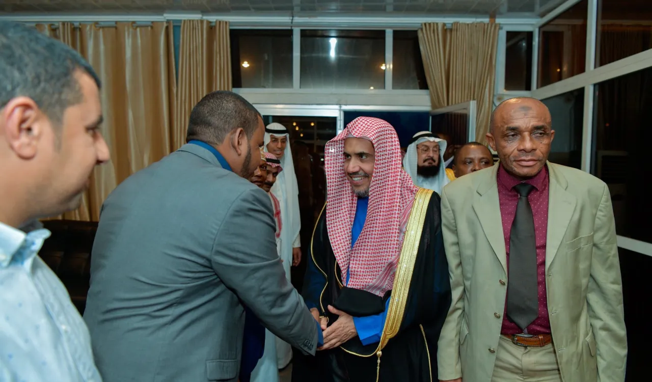 ‏معالي أمين عام ⁧رابطة العالم الإسلامي⁩ ووفد الرابطة يصلون إلى جمهورية ⁧جزر القمر⁩ ، وكان في استقبالهم بمطار ⁧بروني⁩ الدولي، معالي وزير الدولة للشؤون الخارجية السيد جمعة سيد عبدالله ، فيما أقام معالي وزير الخارجية بحضور معالي وزير الدفاع ورئيس ديوان الرئاسة مأدبة عشاء تكريماً للوفد.