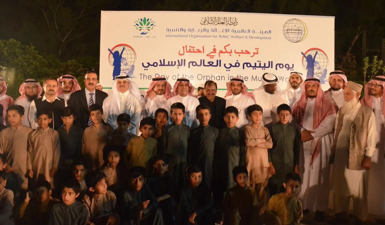 رابطة العالم الإسلامي قدمت في باكستان الرعاية الشاملة والمتميزة لعدد كبير من الأيتام حيث يدير مكتبها في إسلام آباد ثلاثة دور للأيتام و تضم أكثر من ألف وخمسمائة يتيم ويتيمة تُقدم لهم جميع متطلبات الحياة على مدار الساعة بإشراف حكومي