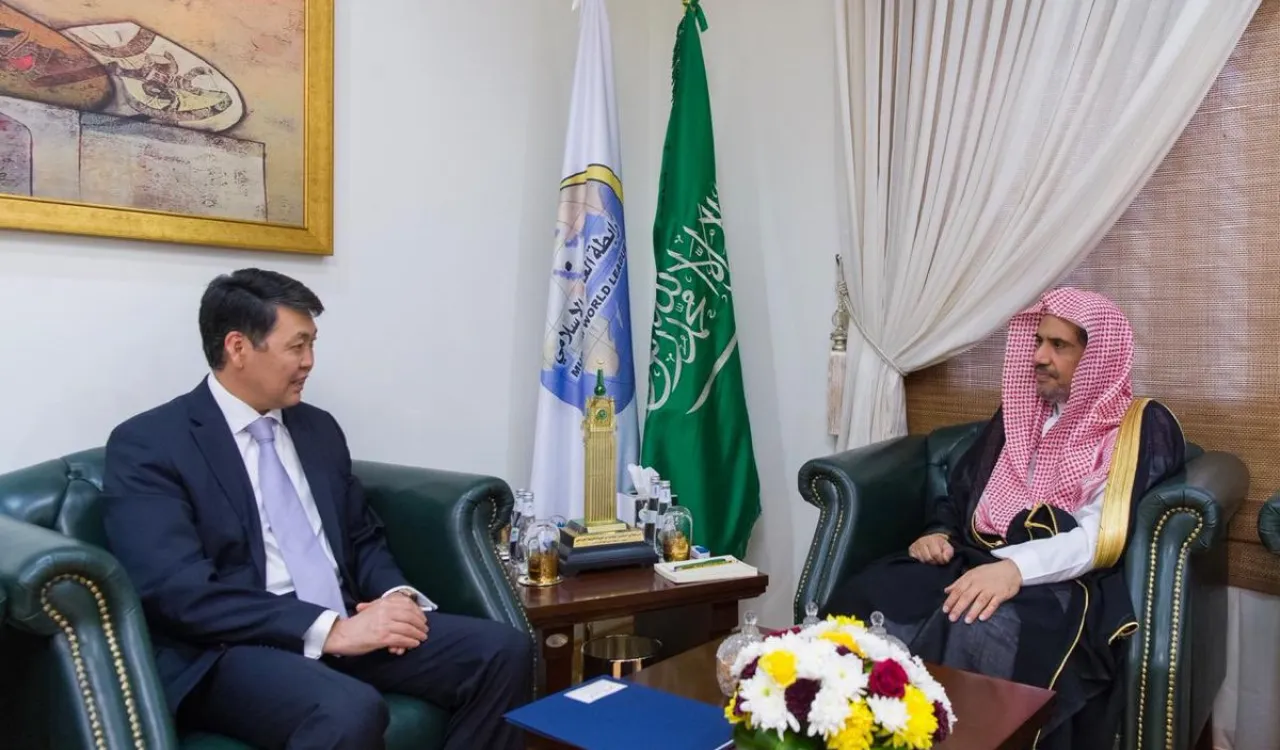  عزت مآب شیخ  ڈاکٹر محمد العیسی نے آج دوپہر اپنے آفس میں قازق سینٹ کے  چیئروومن کا پیغام وصول کیا ۔مملکت سعودی عرب میں قازقستان کے سفیر محترم بیریک آرین نے پیغام آ پ کے سپرد کیا۔