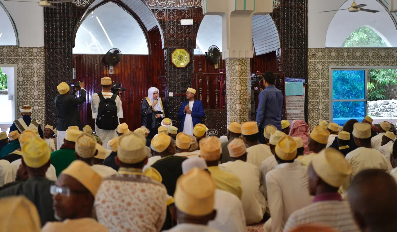 في الداخل الإسلامي وخارجه؛ تحمل رابطة العالم الإسلامي‬⁩ مسؤولية تعزيز الوعي والتفاعل مع قضايا البيئة المُلحّة، لحماية هبات الخالق -سبحانه وتعالى- من الهدر والدمار