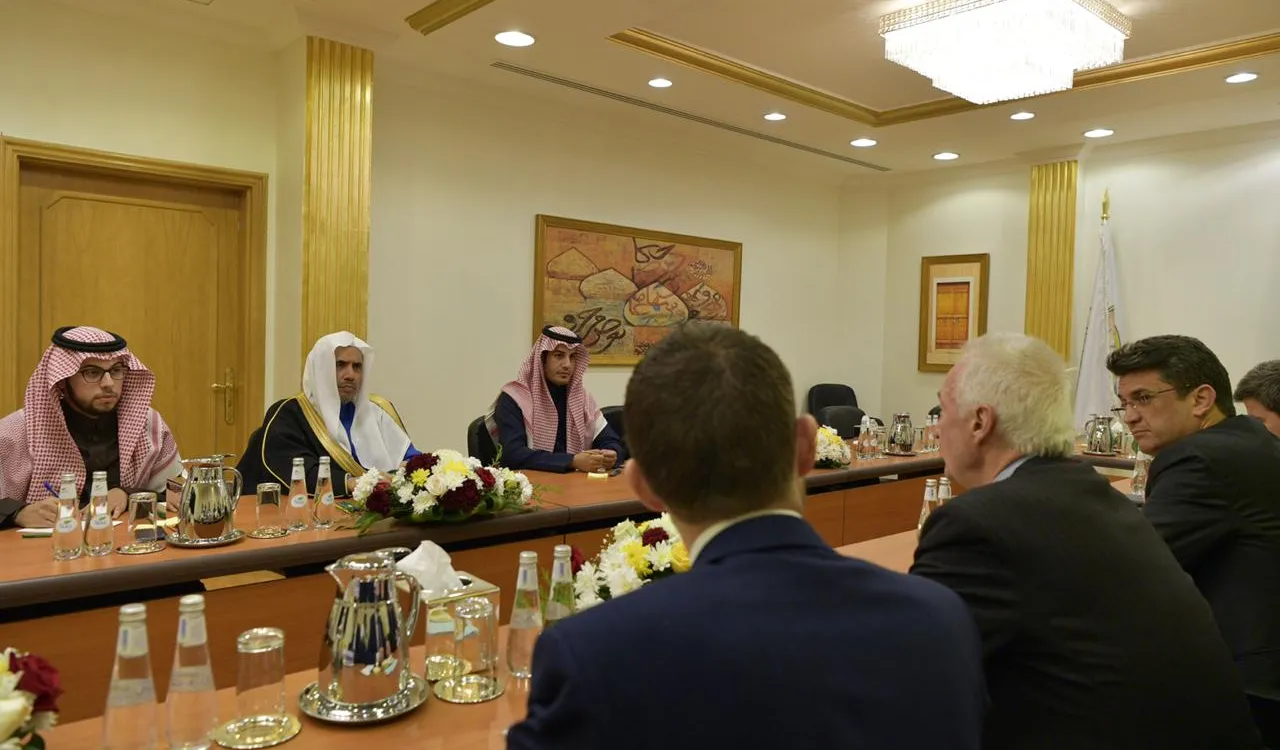 منسق مكافحة الإرهاب في الاتحاد الأوروبي يلتقي د.العيسى ويشيد بالجهود العالمية للرابطة   الرياض: التقى معالي الأمين العام لرابطة العالم الإسلامي الشيخ الدكتور محمد بن عبدالكريم العيسى بالمنسق الأعلى لشؤون مكافحة الإرهاب في الاتحاد الأوروبي السيد جيل دي كيرشوف والوفد المرافق له.