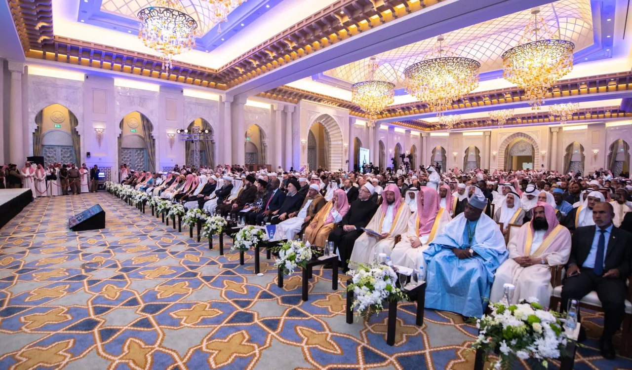 ‏1200 مُفتٍ وعالم من 127 دولة يمثلون 28 مكوناً إسلامياً في مؤتمرهم عن ⁧الوحدة الإسلامية⁩:  ‏(المملكة العربية ⁧السعودية⁩ تضطلع بدور ريادي في سياق مرجعيتها الإسلامية العليا "روحياً وعلمياً"، حيث خِدْمَةُ الحرمين الشريفين والمنصات العلمية والفكرية العالمية تُشع من قبلتهم ومهوى أفئدتهم).