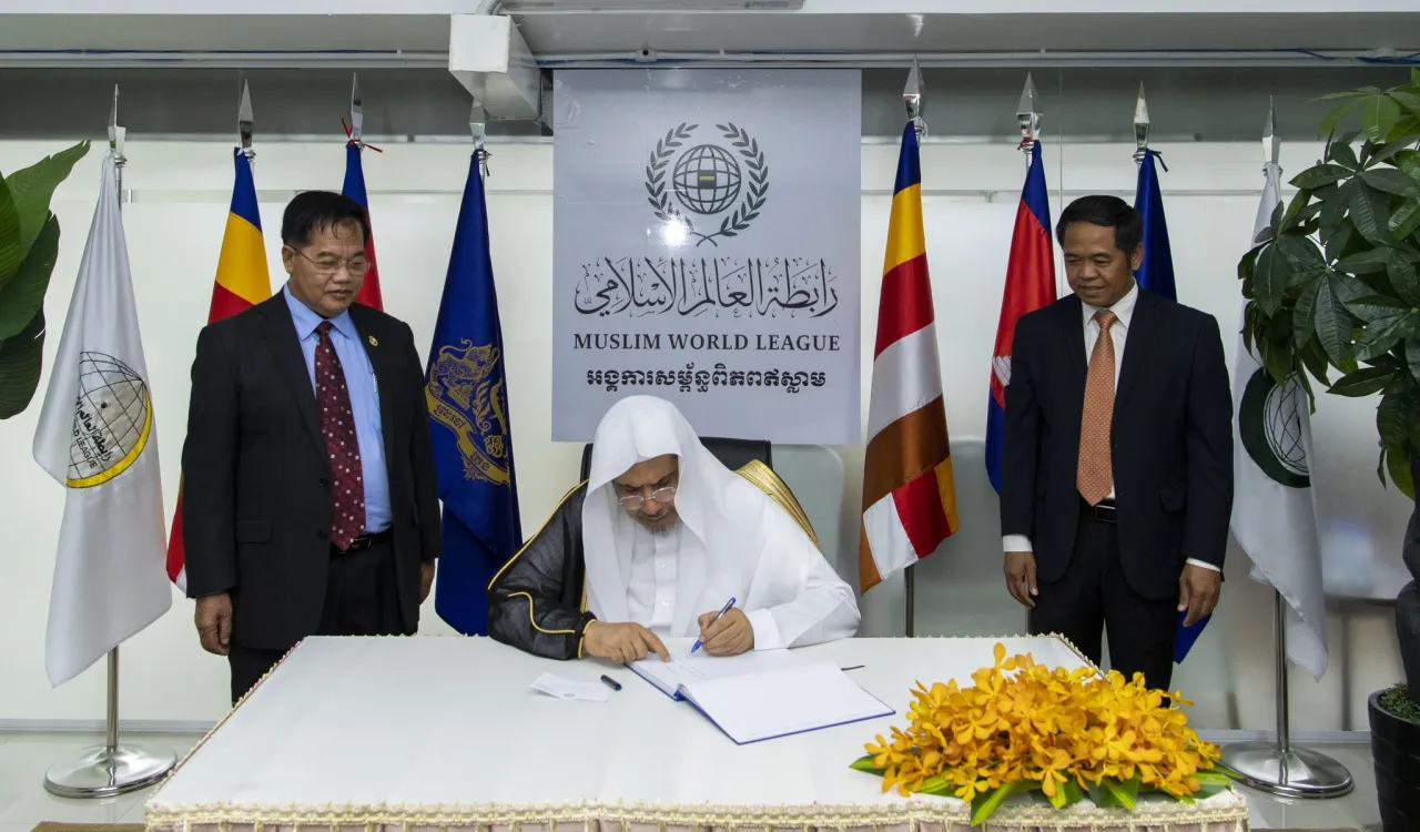 At the Islamic Center in Phnom Penh, Cambodian Islamic leaders commended Dr. Mohammad Alissa’s efforts promoting religious harmony in diverse societies, an undertaking that has helped Muslim minorities there.