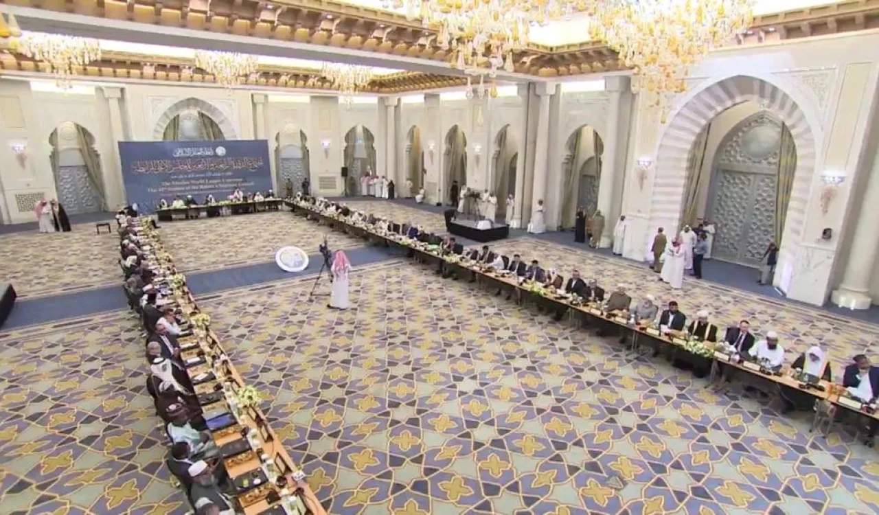 علماء المسلمين في مكة‬⁩ في رحاب: (المجلس الأعلى لرابطة العالم الإسلامي) يطلقون جائزة مجمع الفقه الإسلامي وجائزة ⁧‫وثيقة مكة المكرمة