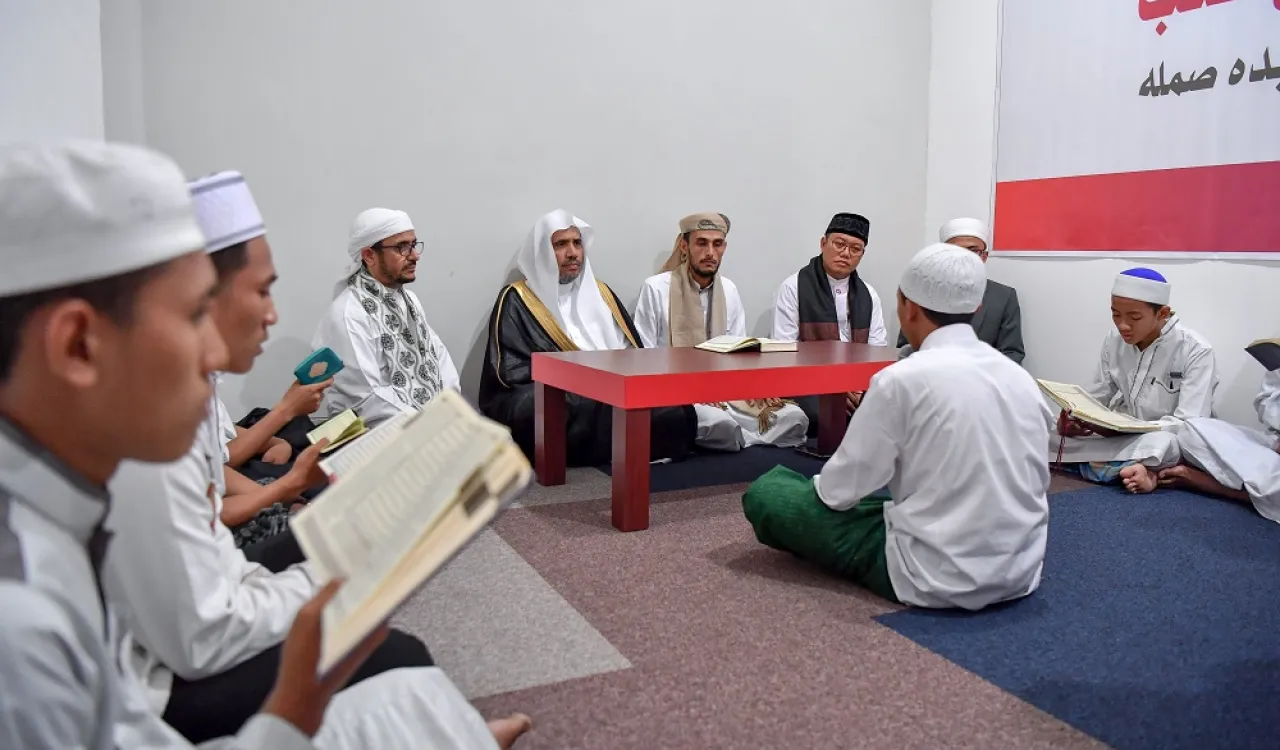 بحمد الله، حقق التحديثُ المستمرُّ لخطط ⁧‫رابطة العالم الإسلامي‬⁩ في نشر اللغة العربية عالميًّا، تحوّلاً نوعيًّا كبيرًا، حيث جدَّدت ووسّعت البرامج الموجهة للمدارس والمعاهد والمراكز الإسلامية حول العالم