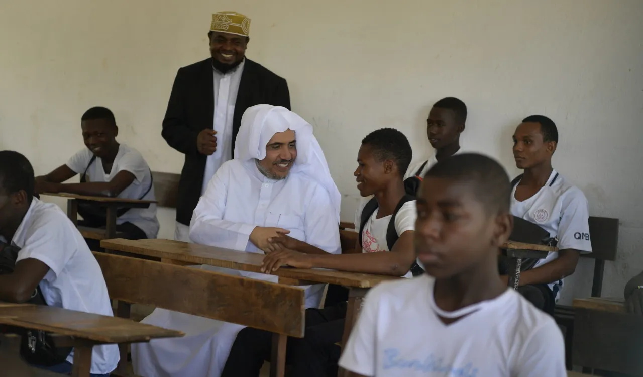 رابطہ عالم اسلامی نسلوں کی تربیت میں متوازن ومؤثر کردار اداکرنے کےلئے اساتذہ پرتوجہ مرکوز رکھتی ہے