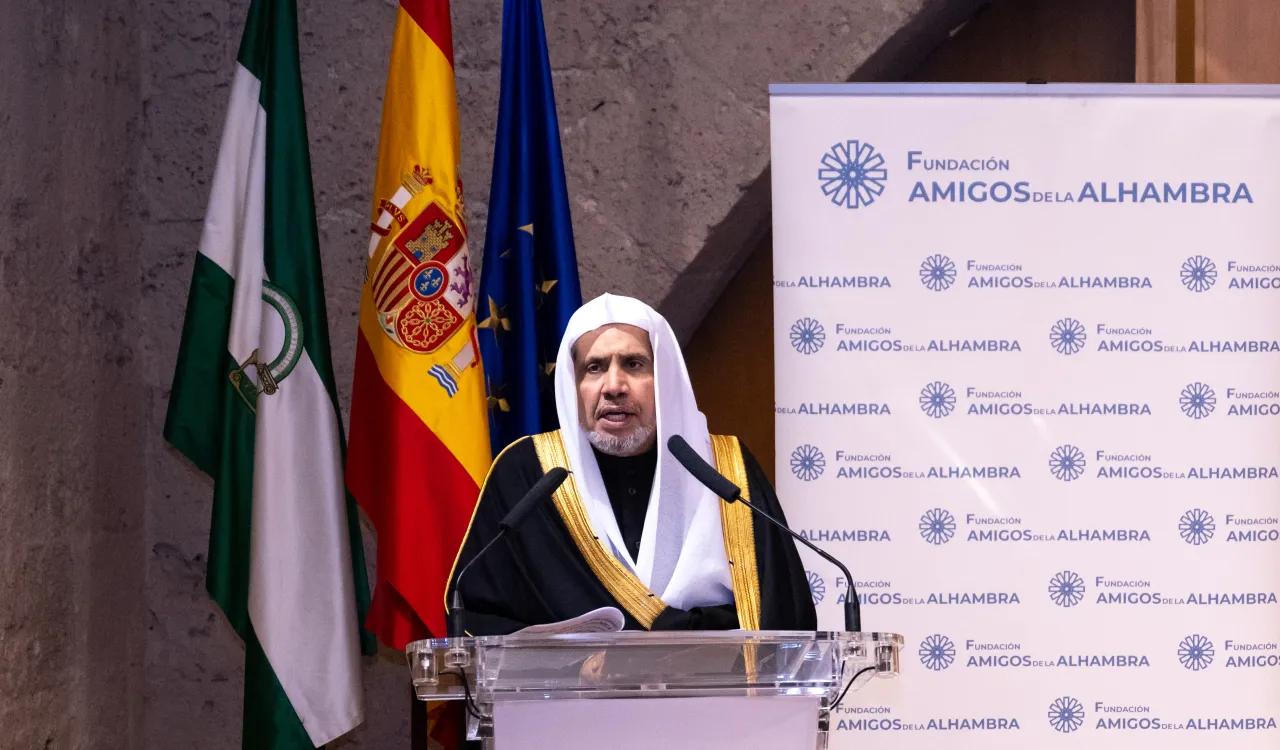 نخستین‌بار در تاریخ معاصر برای یک شخصیت مسلمان دبیرکل «سازمان همبستگي جهان اسلام» در «قصر الحمرا» شهر گرانادا سخنرانی کرد