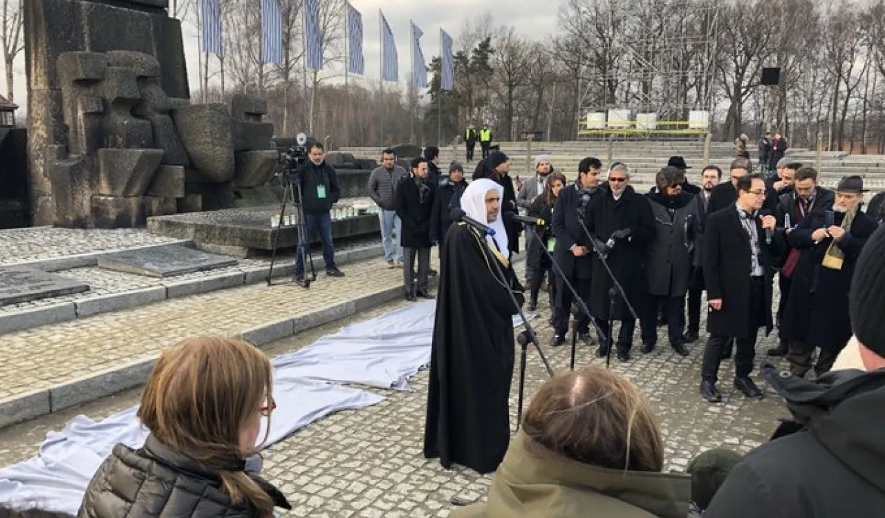 ڈاکٹر محمد العیسی نے آشوٹز میوزیم میں بین الاقوامی یادگار کے سامنے خطاب کرتے ہوئے وہاں ہونے والے مظالم کو "انسانیت کے خلاف جرم" قراردیا ہے