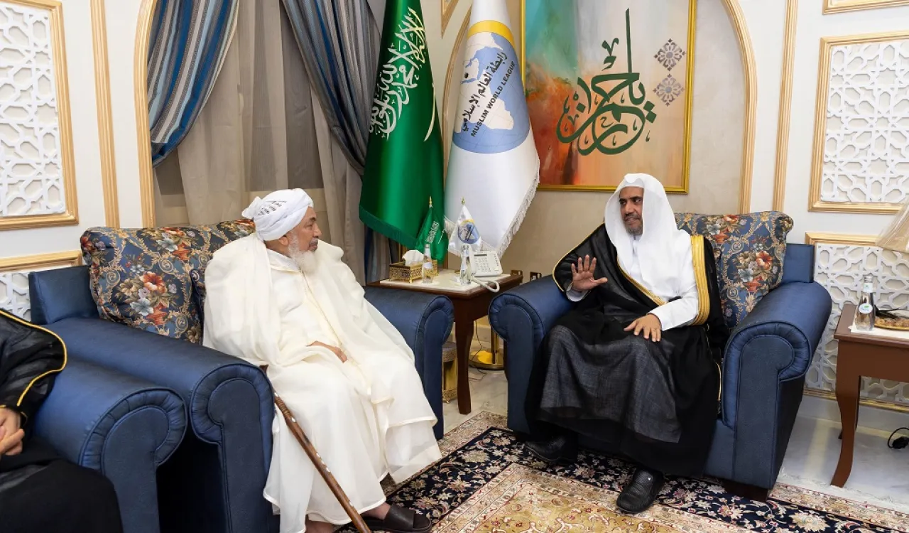 استقبل معالي الشيخ د.محمدالعيسى أمين عام رابطة العالم الإسلامي في مكتبه بمحافظة جدة رئيس مجلس الإفتاء بالإمارات العربية المتحدة سماحة الشيخ عبدالله بن بيه
