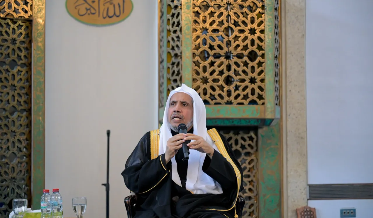 The Islamic Centre in London, the capital of the United Kingdom, hosted an extensive meeting between the Secretary-General and President of the Organisation of Muslim Scholars, Sheikh MohammedAlissa, and Muslim officials from across the United Kingdom.