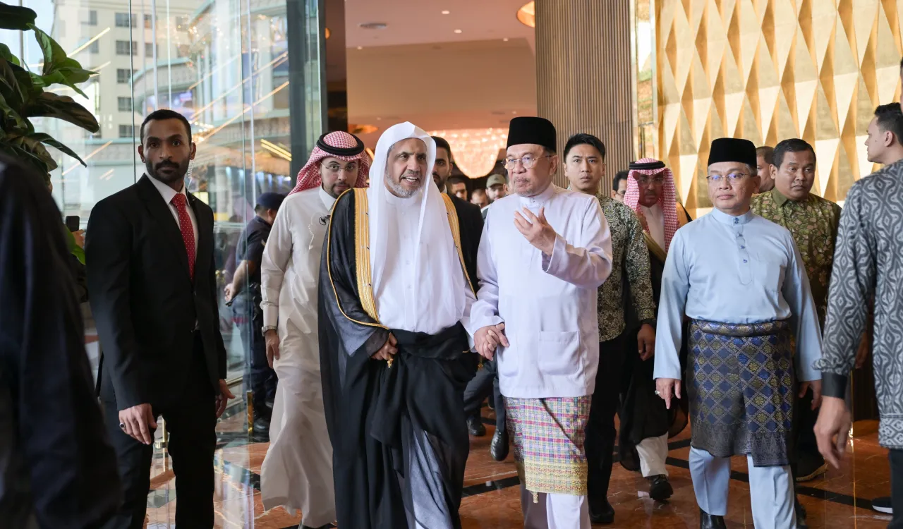 H.E. Dato’ Sri Anwar Ibrahim, Prime Minister of Malaysia and H.E. Sheikh Dr. Mohammed Al-Issa, Secretary-General of the MWL inaugurated the Second International Summit of Religious Leaders, titled “The Role of Religious Leaders in Resolving Conflicts.”