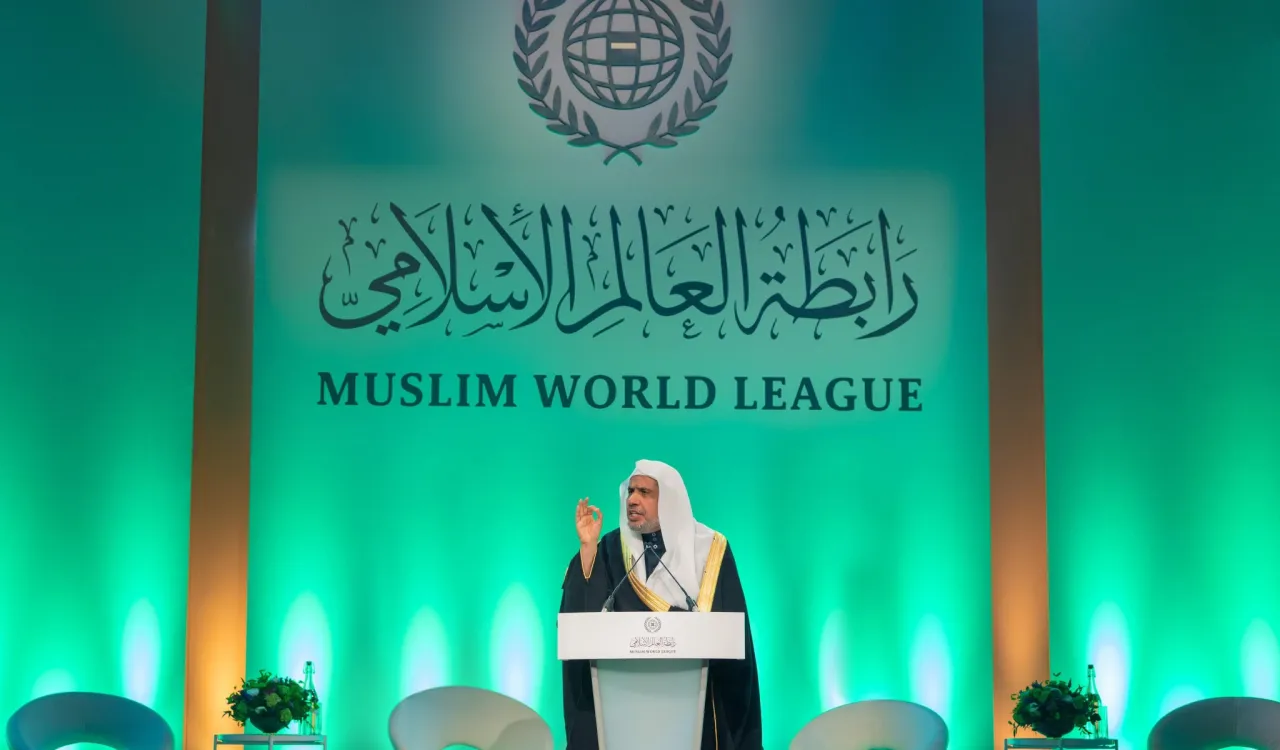 La Charte Mecque, signée par les muftis et les oulémas de la communauté islamique issus de diverses écoles et approuvée par les États membres de l’Organisation de la coopération islamique (OCI), est considérée comme la deuxième charte de ce genre dans l’histoire de l’Islam, après la Charte de Médine signée par notre Prophète Mohamed (paix sur lui)